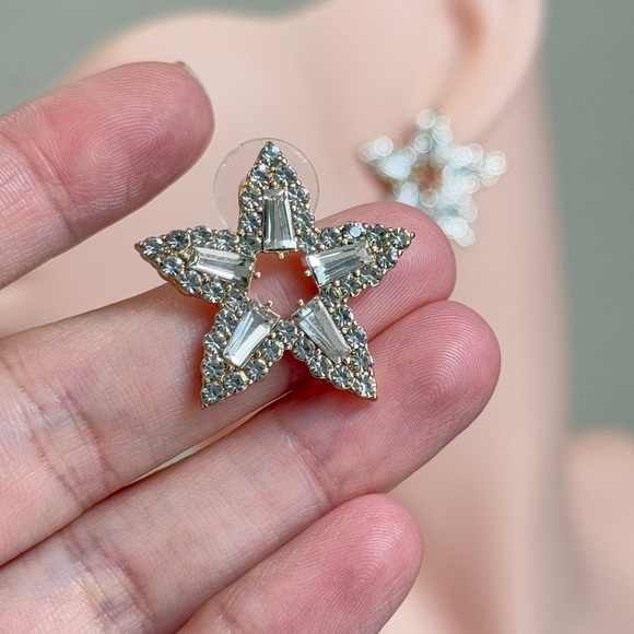 ⚜️ Star Shaped Crystal Earrings - Picture 5 of 6